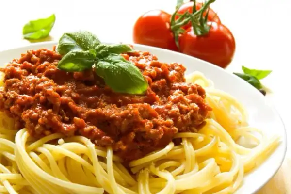 Rodzaje spaghetti: odkryj różnice i idealne połączenia sosów