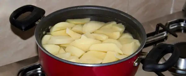 Ile gotować ziemniaki w zupie, aby uniknąć ich rozpadania się?
