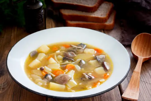 Jakie przyprawy do zupy pieczarkowej, aby uzyskać wyjątkowy smak?