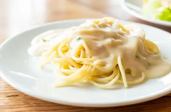 Smaczne spaghetti serowe - proste przepisy na wyjątkowy obiad