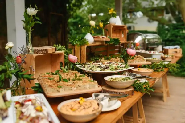 Ile kosztuje catering na 20 osób? Sprawdź ceny i opcje menu