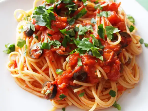 Prosty przepis na spaghetti puttanesca, który zachwyci smakiem